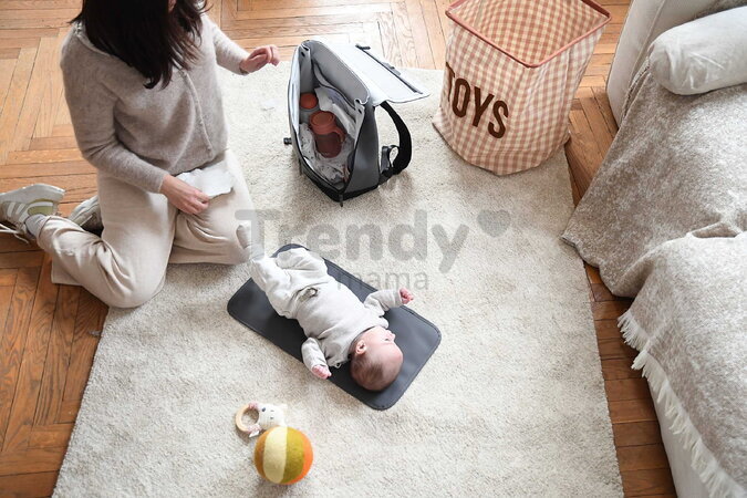 Prebaľovací batoh Oslo Changing Bag Mineral Grey Beaba vodeodolný s prebaľovacou podložkou a popruhmi ku kočíku sivý BE940320