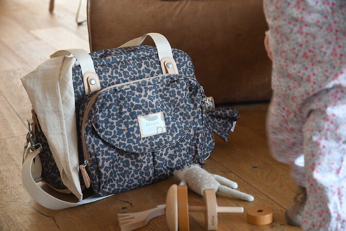 Prebaľovacia taška ku kočíku Geneva II Changing Bag Leopard Beaba s prebaľovacou podložkou vzorovaná  BE940343