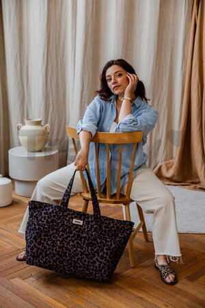 Prebaľovacia taška ku kočíku Madrid Changing Bag XXL Leopard Beaba s prebaľovacou podložkou a popruhmi ku kočíku s leopardím vzorom