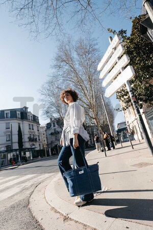 Prebaľovacia taška ku kočíku Madrid Bag Denim Beaba s prebaľovacou podložkou a popruhmi ku kočíku modrá