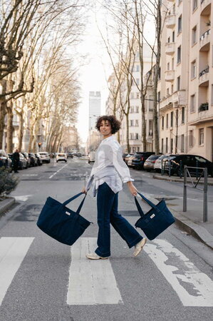 Prebaľovacia taška ku kočíku Madrid Bag XXl Denim Beaba s prebaľovacou podložkou a popruhmi ku kočíku extra veľká modrá