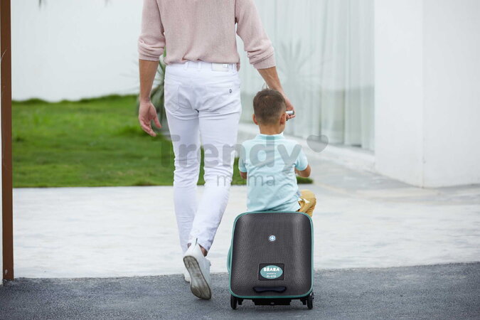 Kufor na kolieskach so sedátkom pre dieťa Travel Case Eazy Luggage Beaba 2v1 s prídavnými kolieskami pre stabilitu 22 l nosnosť až 100 kg čierny BE946