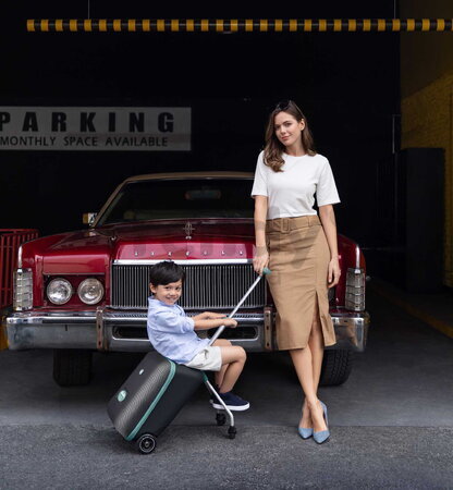 Kufor na kolieskach so sedátkom pre dieťa Travel Case Eazy Luggage Beaba 2v1 s prídavnými kolieskami pre stabilitu 22 l nosnosť až 100 kg čierny BE946