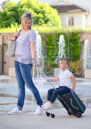 Kufor na kolieskach so sedátkom pre dieťa Travel Case Eazy Luggage Beaba 2v1 s prídavnými kolieskami pre stabilitu 22 l nosnosť až 100 kg čierny BE946