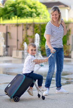 Kufor na kolieskach so sedátkom pre dieťa Travel Case Eazy Luggage Beaba 2v1 s prídavnými kolieskami pre stabilitu 22 l nosnosť až 100 kg čierny BE946