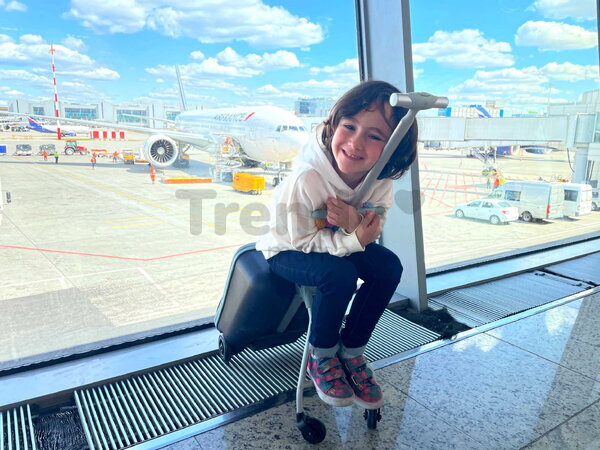 Kufor na kolieskach so sedátkom pre dieťa Travel Case Eazy Luggage Beaba 2v1 s prídavnými kolieskami pre stabilitu 22 l nosnosť až 100 kg čierny BE946