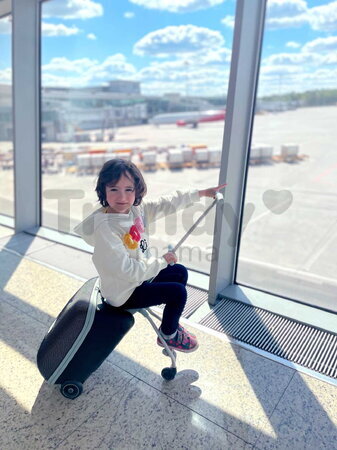 Kufor na kolieskach so sedátkom pre dieťa Travel Case Eazy Luggage Beaba 2v1 s prídavnými kolieskami pre stabilitu 22 l nosnosť až 100 kg čierny BE946