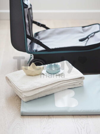 Kufor na kolieskach so sedátkom pre dieťa Travel Case Eazy Luggage Beaba 2v1 s prídavnými kolieskami pre stabilitu 22 l nosnosť až 100 kg čierny BE946