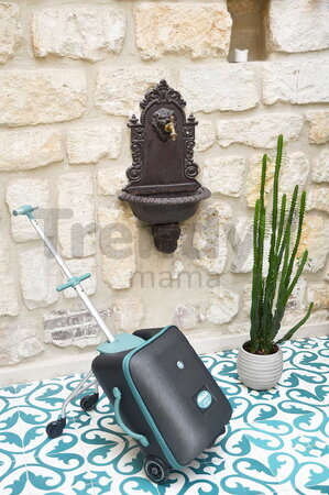 Kufor na kolieskach so sedátkom pre dieťa Travel Case Eazy Luggage Beaba 2v1 s prídavnými kolieskami pre stabilitu 22 l nosnosť až 100 kg čierny BE946