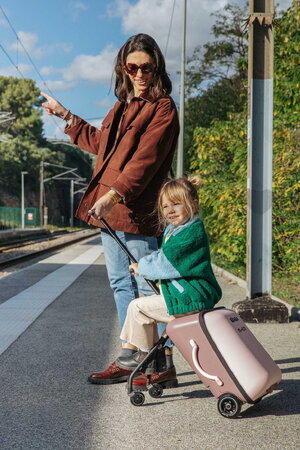 Kufor na kolieskach so sedátkom pre dieťa Carry-On Suitcase With Child Seat Luggage Eazy Sorbet Beaba 2v1 s prídavnými kolieskami pre stabilitu 22 l n