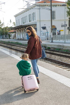Kufor na kolieskach so sedátkom pre dieťa Carry-On Suitcase With Child Seat Luggage Eazy Sorbet Beaba 2v1 s prídavnými kolieskami pre stabilitu 22 l n