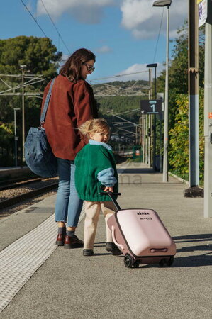 Kufor na kolieskach so sedátkom pre dieťa Carry-On Suitcase With Child Seat Luggage Eazy Sorbet Beaba 2v1 s prídavnými kolieskami pre stabilitu 22 l n