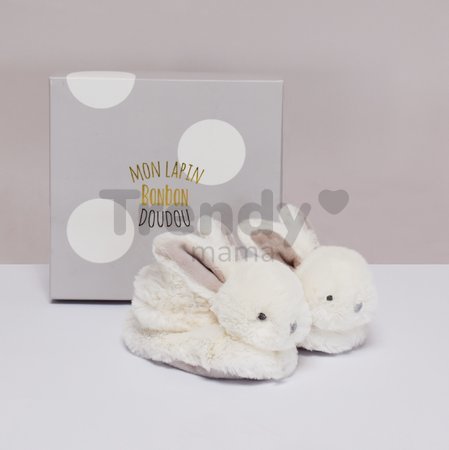 Papučky pre bábätko s hrkálkou Zajačik Lapin Bonbon Doudou et Compagnie biele v darčekovom balení od 0-6 mes