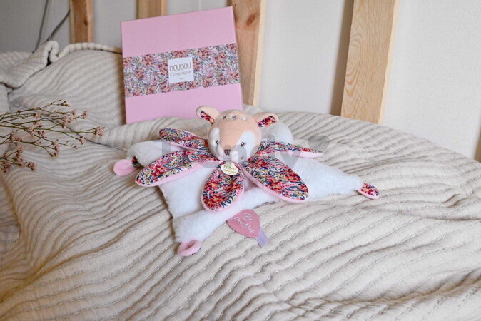 Plüss őzike dédelgetéshez Deer Boh'aime Doudou Petal Doudou et Compagnie rózsaszín 27 cm ajándékcsomagolásban 0 hó-tól