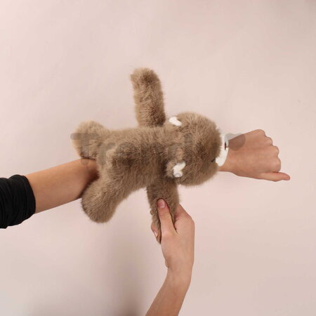 Plyšový medvedík na zápästie Bear Bracelet Slap The Glue Pots Histoire d’ Ours hnedý 25 cm od 24 mes HO3413