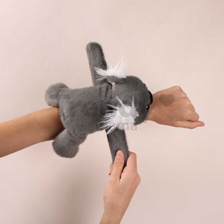 Plyšová koala na zápästie Koala Bracelet Slap The Glue Pots Histoire d’ Ours sivá 25 cm od 24 mes HO3415