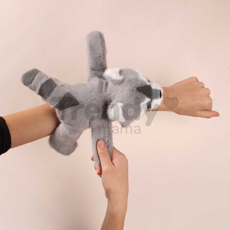 Plyšový medvedík čistotný na zápästie Raccoon Bracelet Slap The Glue Pots Histoire d’ Ours sivý 25 cm od 24 mes HO3417