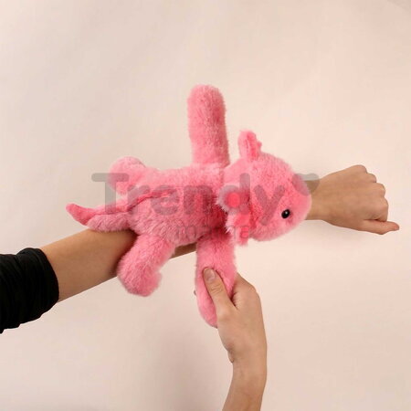 Plyšový axolotl na zápästie Axolotl Bracelet Slap The Glue Pots Histoire d’ Ours ružový 25 cm od 24 mes HO3419