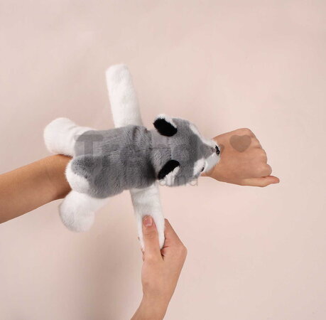 Plyšový psík husky na zápästie Husky Bracelet Slap The Glue Pots Histoire d’ Ours sivý 25 cm od 24 mes HO3423