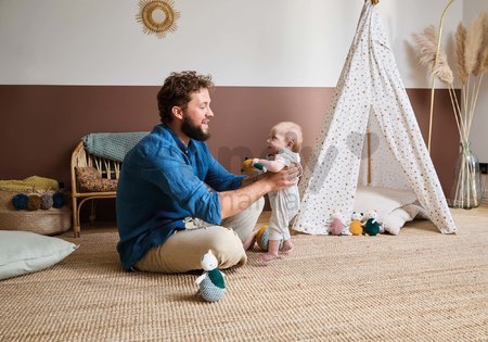 Plyšová hrkálka mačička Maracas pre rozvoj zmyslov bábätka Stimuli Kaloo žltá 14 cm od 0 mes