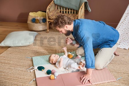 Hracia podložka pre rozvoj zmyslov bábätka Stimuli Kaloo nastaviteľná prenosná s oblúkmi pre zavesenie hračiek od 0 mes