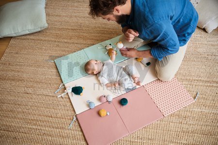 Plyšová hrkálka mačička Maracas pre rozvoj zmyslov bábätka Stimuli Kaloo žltá 14 cm od 0 mes