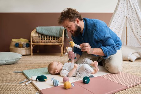 Plyšová hrkálka mačička Maracas pre rozvoj zmyslov bábätka Stimuli Kaloo žltá 14 cm od 0 mes