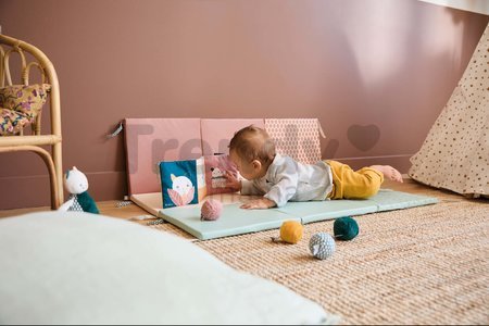 Hracia podložka pre rozvoj zmyslov bábätka Stimuli Kaloo nastaviteľná prenosná s oblúkmi pre zavesenie hračiek od 0 mes