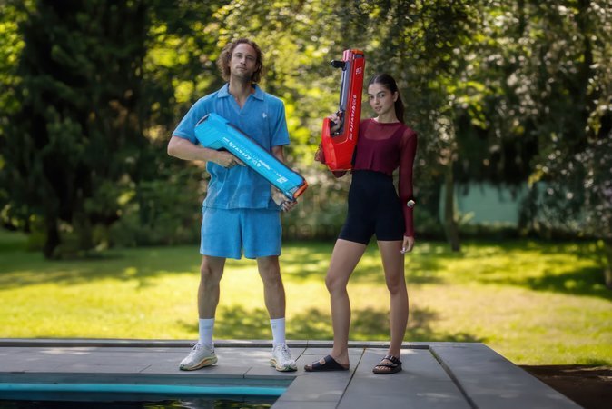 Vodný granátomet s farebným LED displejom SpyraGravity Red Spyra s integrovanou batériou s USB-C nabíjaním a 4 vodné granáty s dostrelom 16 m