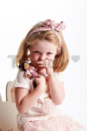 Drevená postavička s mačičkou kamarátka Ayana Tender Leaf Toys v ružovom kabátiku