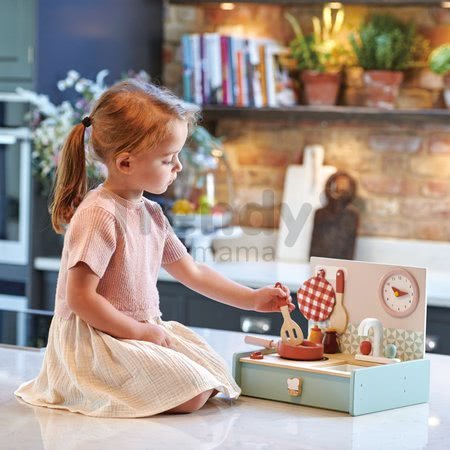 Drevená kuchynka v šuflíku Kitchenette Tender Leaf Toys s hodinami panvicou a potravinami