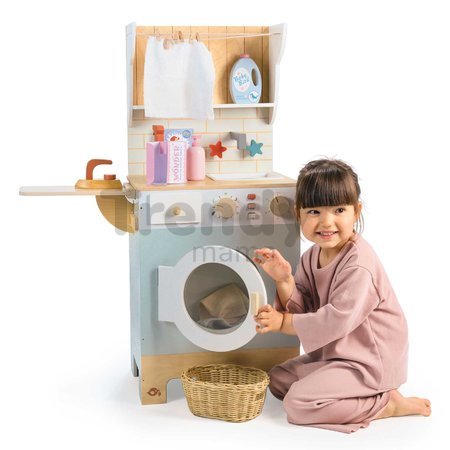 Drevená práčovňa s práčkou s predným plnením Laundrette Tender Leaf Toys s drezom žehličkou a kôš na bielizeň výška 92 cm