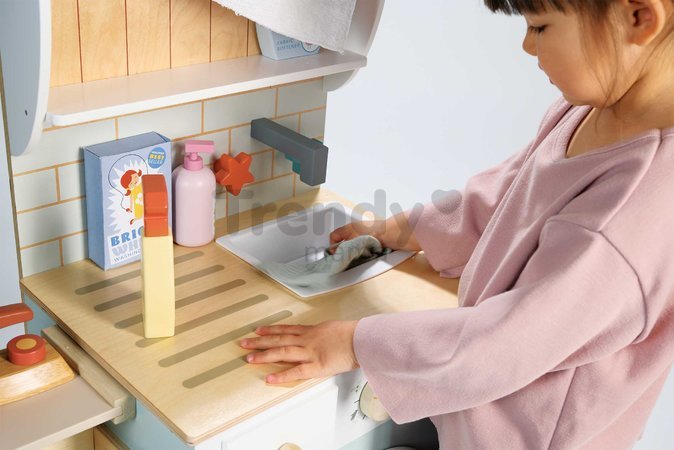 Drevená práčovňa s práčkou s predným plnením Laundrette Tender Leaf Toys s drezom žehličkou a kôš na bielizeň výška 92 cm