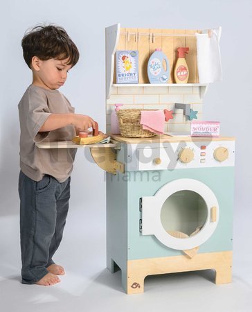 Drevená práčovňa s práčkou s predným plnením Laundrette Tender Leaf Toys s drezom žehličkou a kôš na bielizeň výška 92 cm