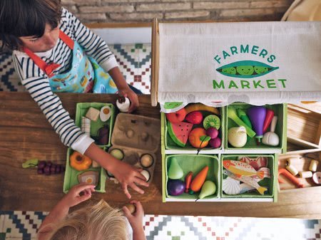 Drevený obchod Farmer's Market Stall Tender Leaf Toys 15-dielna súprava s ovocím a zeleninou