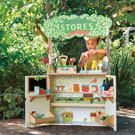 Drevený lesný obchod s divadlom Woodland Stores and Theatre Tender Leaf Toys s bábkami a taškou