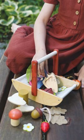 Drevený košík na zbieranie lesných plodov Wild Wood Forgaing Trug Tender Leaf Toys s hríbikmi jabĺčkami jahodami
