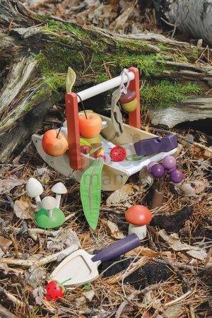 Drevený košík na zbieranie lesných plodov Wild Wood Forgaing Trug Tender Leaf Toys s hríbikmi jabĺčkami jahodami