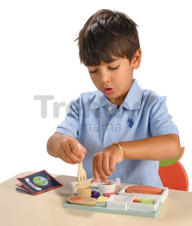 Drevený podnos s občerstvením do lietadla Airline Meal Tray Tender Leaf Toys 3 druhy jedál s príborom a cestovný pas