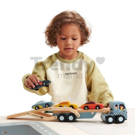 Drevený kamión Car Transporter Tender Leaf Toys s pohyblivou plošinou a 4 autíčkami