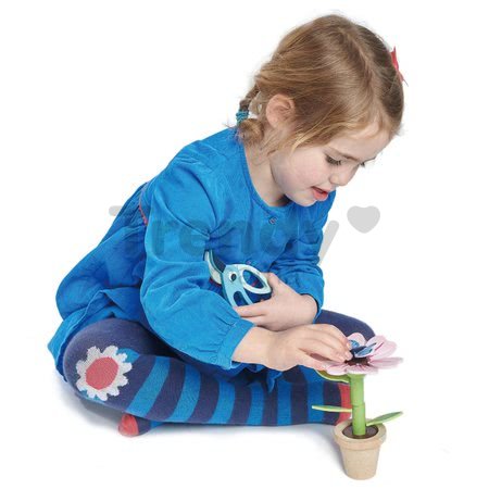 Drevená kvetinka v kvetináči Blossom Flowerpot Tender Leaf Toys rozoberateľná s motýľom a nožničkami