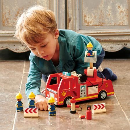 Drevené hasičské auto Fire Engine Tender Leaf Toys s funkčnou plošinou a 4 hasiči s doplnkami