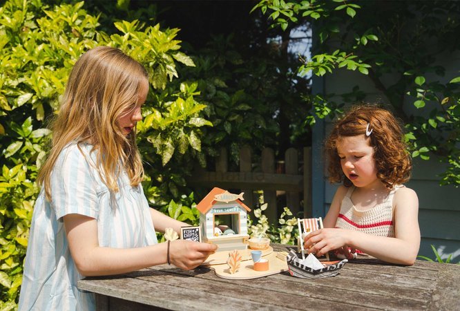 Drevený stánok s občerstvením na pláži Sandy´s Beach Hut Tender Leaf Toys s lehátkom a 3 figúrky čajok