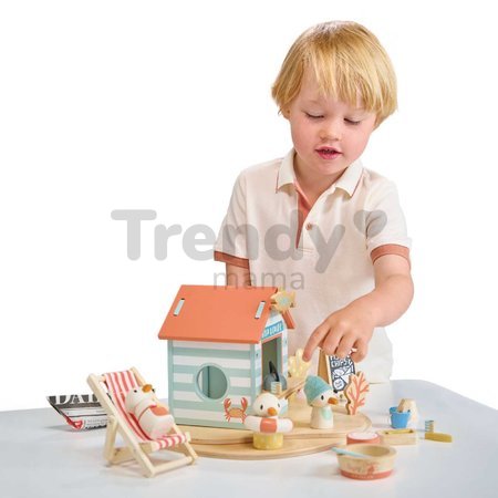 Drevený stánok s občerstvením na pláži Sandy´s Beach Hut Tender Leaf Toys s lehátkom a 3 figúrky čajok