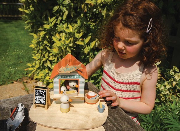 Drevený stánok s občerstvením na pláži Sandy´s Beach Hut Tender Leaf Toys s lehátkom a 3 figúrky čajok
