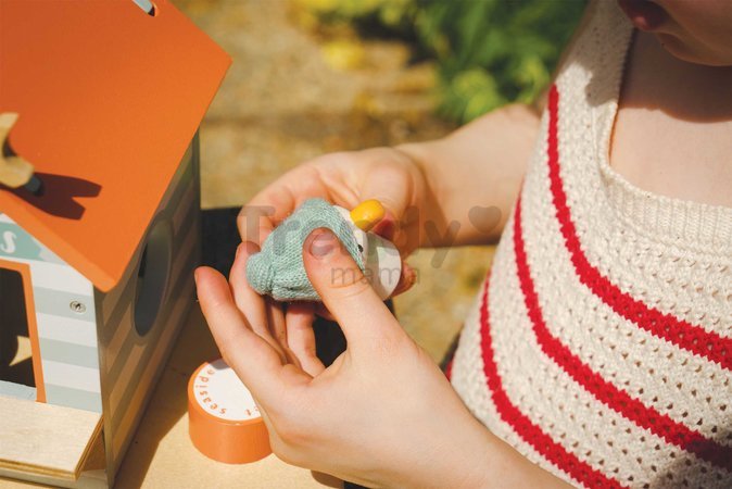 Drevený stánok s občerstvením na pláži Sandy´s Beach Hut Tender Leaf Toys s lehátkom a 3 figúrky čajok