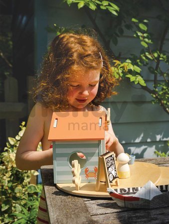 Drevený stánok s občerstvením na pláži Sandy´s Beach Hut Tender Leaf Toys s lehátkom a 3 figúrky čajok