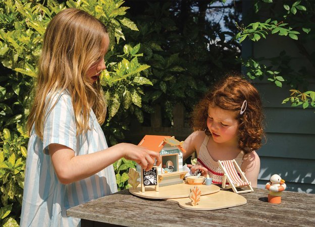 Drevený stánok s občerstvením na pláži Sandy´s Beach Hut Tender Leaf Toys s lehátkom a 3 figúrky čajok