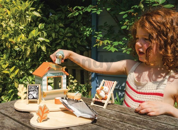 Drevený stánok s občerstvením na pláži Sandy´s Beach Hut Tender Leaf Toys s lehátkom a 3 figúrky čajok