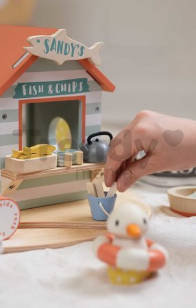 Drevený stánok s občerstvením na pláži Sandy´s Beach Hut Tender Leaf Toys s lehátkom a 3 figúrky čajok